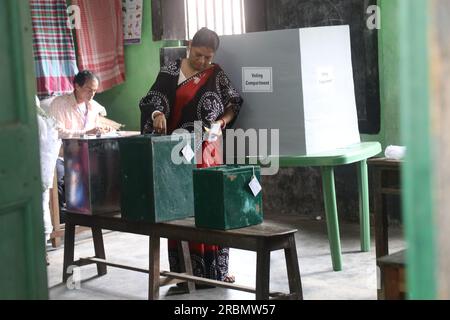 Howrah, Bengala Occidentale, India. 8 luglio 2023. Panchayat del Bengala Occidentale o elezioni locali, alla periferia di Calcutta. Almeno 19 persone sono state uccise e decine di altre ferite in India l'8 luglio dopo gli scontri sui sondaggi locali nel Bengala Occidentale, uno Stato noto per la violenza politica durante le campagne elettorali. (Immagine di credito: © Dipa Chakraborty/Pacific Press via ZUMA Press Wire) SOLO USO EDITORIALE! Non per USO commerciale! Foto Stock