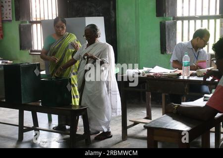 Howrah, Bengala Occidentale, India. 8 luglio 2023. Panchayat del Bengala Occidentale o elezioni locali, alla periferia di Calcutta. Almeno 19 persone sono state uccise e decine di altre ferite in India l'8 luglio dopo gli scontri sui sondaggi locali nel Bengala Occidentale, uno Stato noto per la violenza politica durante le campagne elettorali. (Immagine di credito: © Dipa Chakraborty/Pacific Press via ZUMA Press Wire) SOLO USO EDITORIALE! Non per USO commerciale! Foto Stock