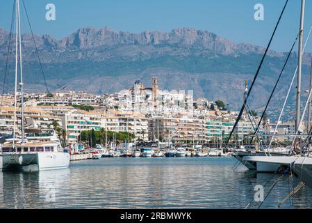 Il porto di Altea si affaccia sul villaggio collinare di uno dei più belli della Costa Blanca con il massiccio di Bernia sullo sfondo, la Spagna Foto Stock