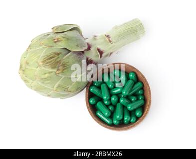 Carciofi freschi e pillole isolate su bianco, vista dall'alto Foto Stock