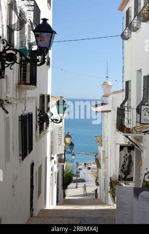 Altea, vista dal Kirchberg, attraverso le strade della città vecchia fino al mare, Costa Blanca, Spagna Foto Stock