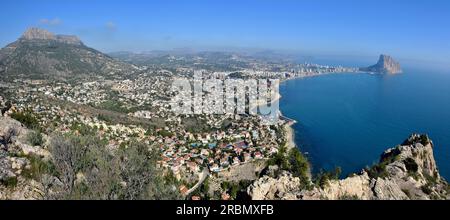 Calpe, vista dal Morro de Toix sulla baia, Penon de Ifach, punta orientale della Costa Blanca, Spagna Foto Stock