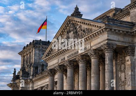 Il frontone del Reichstag sulle colonne corinzie nella città di Berlino, Germania. Architettura neoclassica con iscrizione "DEM Deutsch Foto Stock