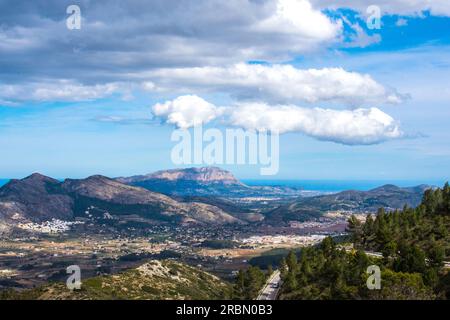 Costa Blanca, Spagna Vista dal col de Rates su Montgo e la costa Foto Stock