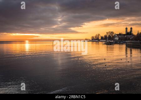 Tramonto sulla riva del lago di Costanza da Friedrichshafen con la chiesa del castello di Baden-Württemberg, Germania Foto Stock