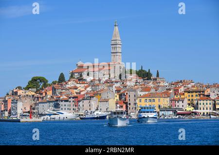 Rovigno: Porto e skyline della città vecchia, con la chiesa di Sant'Eufemia campanile. Vista da Obala Vladimira Nazora, Croazia Foto Stock