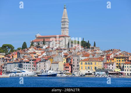 Rovigno: Porto e skyline della città vecchia, con la chiesa di Sant'Eufemia campanile. Vista da Obala Vladimira Nazora, Croazia Foto Stock
