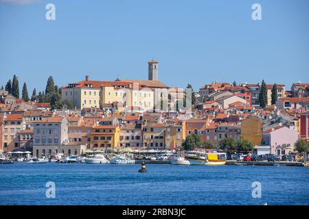 Rovigno: Vista del porto e della città vecchia da Obala Vladimira Nazora, Croazia Foto Stock