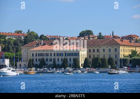 Rovigno: Vista del porto e della città vecchia da Obala Vladimira Nazora, Croazia Foto Stock