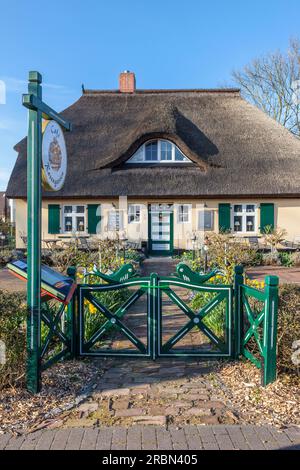 Cafe Rosengarten nello storico cottage con tetto in paglia a Zingst, Meclemburgo-Pomerania occidentale, Germania settentrionale, Germania Foto Stock