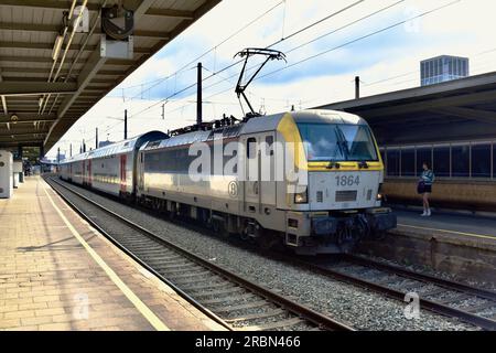 Ragazza in attesa del treno Foto Stock