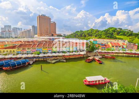 Una vista dall'alto di Clarke Quay nella zona Riverside di Singapore, Sud-Est asiatico, crogiolata alla luce del giorno. Il fiume Singapore si snoda graziosamente Foto Stock