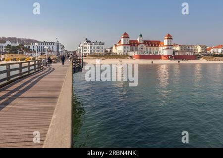 Molo e Kurhaus di Binz a Ruegen, Meclemburgo-Pomerania occidentale, Germania settentrionale, Germania Foto Stock