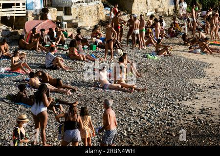 Salvador, Bahia, Brasile - 14 gennaio 2022: Si vedono prendere il sole sulle sabbie della spiaggia nella comunità Gamboa di Salvador, Bahia. Foto Stock