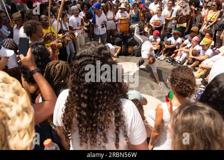 Un gruppo di capoeisti si esibiscono durante le festività per Yemanja sulla spiaggia di Rio Vermelho a Salvado Foto Stock