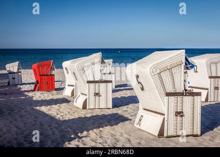 Case colorate nel Mar Baltico resort di Boltenhagen, Meclemburgo-Pomerania occidentale, Germania settentrionale, Germania Foto Stock