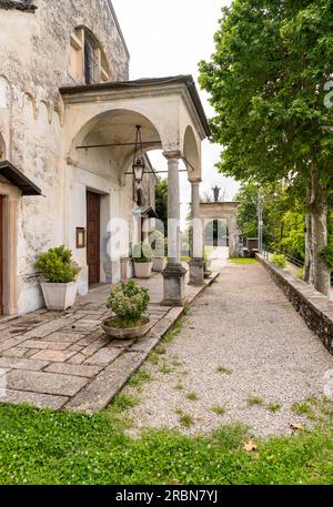 Antica chiesa parrocchiale di San Martino nel parco di Oleggio Castello, provincia di Novara, Piemonte, Italia Foto Stock