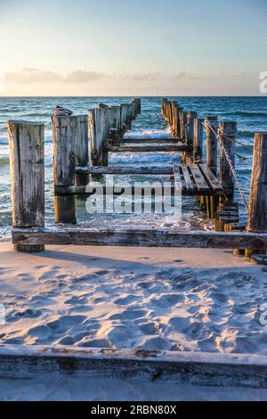 Molo di legno esposto alle intemperie sulla spiaggia di Zingst, Meclemburgo-Pomerania occidentale, Mar Baltico, Germania settentrionale, Germania Foto Stock