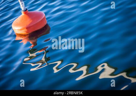 Boa rossa a Marina Weiße Wiek a Boltenhagen, Meclemburgo-Pomerania occidentale, Mar Baltico, Germania settentrionale, Germania Foto Stock