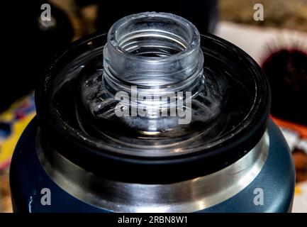 Aprire il matraccio sottovuoto su un tavolo Foto Stock