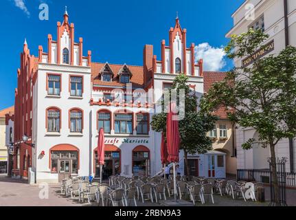 Street Cafe sulla piazza del mercato nella città vecchia di Wismar, Meclemburgo-Pomerania occidentale, Mar Baltico, Germania del Nord, Germania Foto Stock