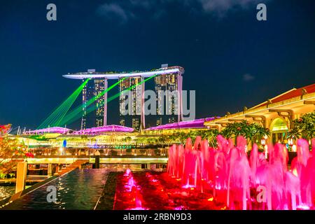 Singapore - 28 aprile 2018: Luminose fontane Fullerton presso il Fullerton Bay Hotel in Clifford Square, passeggiata pedonale di Marina Bay. Marina Bay Sands Foto Stock