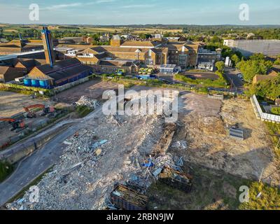 Dorchester, Dorset, Regno Unito. 9 luglio 2023. Vista dall'aria della demolizione dell'ex Damers First School accanto all'NHS Dorset County Hospital di Dorchester nel Dorset. Il sito è in fase di preparazione per la costruzione di un nuovo pronto soccorso (ed) e di un'unità di terapia intensiva, che è incluso nel nuovo programma ospedaliero del governo che vedrà la costruzione di 40 nuovi ospedali entro il 2030. Foto: Graham Hunt/Alamy Live News Foto Stock