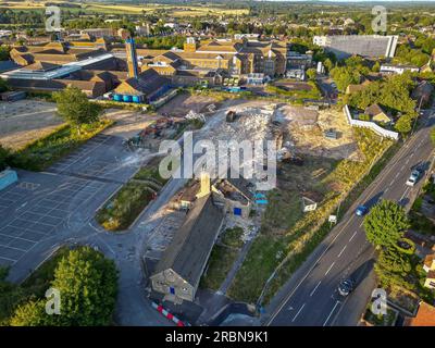 Dorchester, Dorset, Regno Unito. 9 luglio 2023. Vista dall'aria della demolizione dell'ex Damers First School accanto all'NHS Dorset County Hospital di Dorchester nel Dorset. Il sito è in fase di preparazione per la costruzione di un nuovo pronto soccorso (ed) e di un'unità di terapia intensiva, che è incluso nel nuovo programma ospedaliero del governo che vedrà la costruzione di 40 nuovi ospedali entro il 2030. Foto: Graham Hunt/Alamy Live News Foto Stock