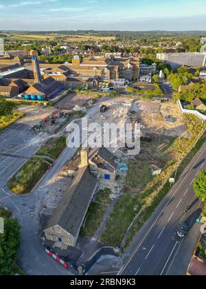 Dorchester, Dorset, Regno Unito. 9 luglio 2023. Vista dall'aria della demolizione dell'ex Damers First School accanto all'NHS Dorset County Hospital di Dorchester nel Dorset. Il sito è in fase di preparazione per la costruzione di un nuovo pronto soccorso (ed) e di un'unità di terapia intensiva, che è incluso nel nuovo programma ospedaliero del governo che vedrà la costruzione di 40 nuovi ospedali entro il 2030. Foto: Graham Hunt/Alamy Live News Foto Stock