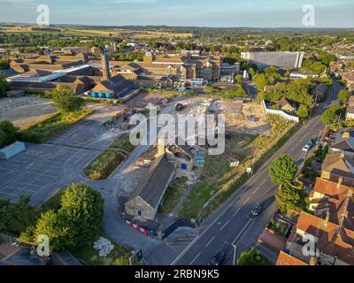 Dorchester, Dorset, Regno Unito. 9 luglio 2023. Vista dall'aria della demolizione dell'ex Damers First School accanto all'NHS Dorset County Hospital di Dorchester nel Dorset. Il sito è in fase di preparazione per la costruzione di un nuovo pronto soccorso (ed) e di un'unità di terapia intensiva, che è incluso nel nuovo programma ospedaliero del governo che vedrà la costruzione di 40 nuovi ospedali entro il 2030. Foto: Graham Hunt/Alamy Live News Foto Stock