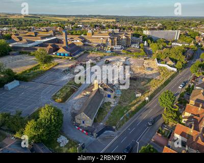 Dorchester, Dorset, Regno Unito. 9 luglio 2023. Vista dall'aria della demolizione dell'ex Damers First School accanto all'NHS Dorset County Hospital di Dorchester nel Dorset. Il sito è in fase di preparazione per la costruzione di un nuovo pronto soccorso (ed) e di un'unità di terapia intensiva, che è incluso nel nuovo programma ospedaliero del governo che vedrà la costruzione di 40 nuovi ospedali entro il 2030. Foto: Graham Hunt/Alamy Live News Foto Stock