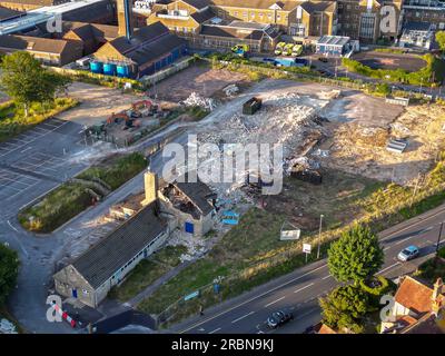 Dorchester, Dorset, Regno Unito. 9 luglio 2023. Vista dall'aria della demolizione dell'ex Damers First School accanto all'NHS Dorset County Hospital di Dorchester nel Dorset. Il sito è in fase di preparazione per la costruzione di un nuovo pronto soccorso (ed) e di un'unità di terapia intensiva, che è incluso nel nuovo programma ospedaliero del governo che vedrà la costruzione di 40 nuovi ospedali entro il 2030. Foto: Graham Hunt/Alamy Live News Foto Stock