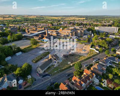 Dorchester, Dorset, Regno Unito. 9 luglio 2023. Vista dall'aria della demolizione dell'ex Damers First School accanto all'NHS Dorset County Hospital di Dorchester nel Dorset. Il sito è in fase di preparazione per la costruzione di un nuovo pronto soccorso (ed) e di un'unità di terapia intensiva, che è incluso nel nuovo programma ospedaliero del governo che vedrà la costruzione di 40 nuovi ospedali entro il 2030. Foto: Graham Hunt/Alamy Live News Foto Stock