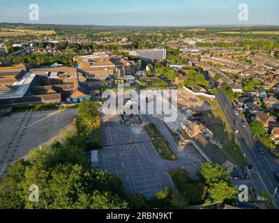 Dorchester, Dorset, Regno Unito. 9 luglio 2023. Vista dall'aria della demolizione dell'ex Damers First School accanto all'NHS Dorset County Hospital di Dorchester nel Dorset. Il sito è in fase di preparazione per la costruzione di un nuovo pronto soccorso (ed) e di un'unità di terapia intensiva, che è incluso nel nuovo programma ospedaliero del governo che vedrà la costruzione di 40 nuovi ospedali entro il 2030. Foto: Graham Hunt/Alamy Live News Foto Stock