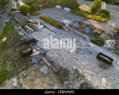 Dorchester, Dorset, Regno Unito. 9 luglio 2023. Vista dall'aria della demolizione dell'ex Damers First School accanto all'NHS Dorset County Hospital di Dorchester nel Dorset. Il sito è in fase di preparazione per la costruzione di un nuovo pronto soccorso (ed) e di un'unità di terapia intensiva, che è incluso nel nuovo programma ospedaliero del governo che vedrà la costruzione di 40 nuovi ospedali entro il 2030. Foto: Graham Hunt/Alamy Live News Foto Stock