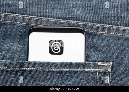 Galizia, Spagna; 7 luglio 2023: Logo dell'app thread sullo schermo dello smartphone nella tasca dei jeans Foto Stock