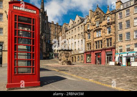 Cabina telefonica rossa all'angolo tra Grassmarket e Victoria Street, Edimburgo, città di Edimburgo, Scozia, Regno Unito Foto Stock