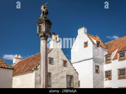 Storica piazza del mercato con incrocio nel villaggio di Culross, Fife, Scozia, Regno Unito Foto Stock