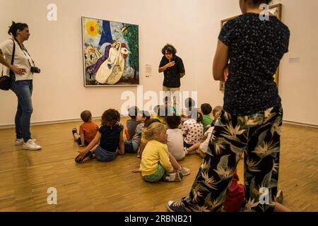 Curatore che spiega a un gruppo di bambini Marc Chagall che dipinge « Les mariés de la Tour Eiffel », 1938-1939, Centro Pompidou, un museo di Moder Foto Stock