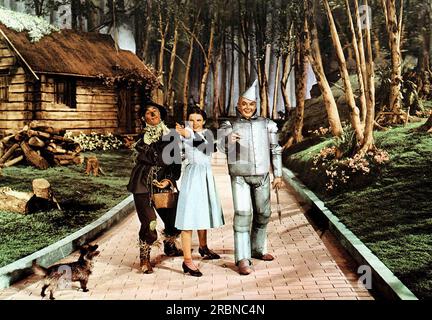 Il mago di Oz 1939 Ray Bolger e Judy Garland, Toto e Jack Haley Foto Stock