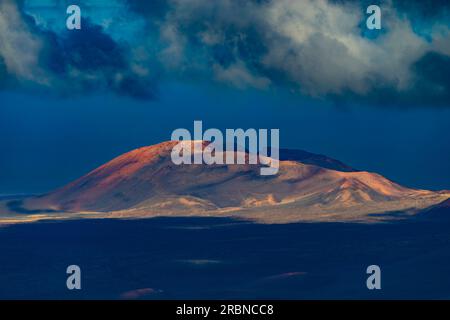Alba nelle montagne del fuoco, paesaggio vulcanico nel Parco Nazionale di Timanfaya, Lanzarote, Isole Canarie, Spagna, Europa Foto Stock