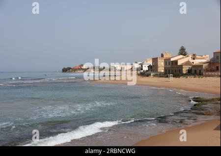 Spiaggia di Punta secca, Sicilia, Italia, resa famosa come Marinella nella serie poliziesca di Montalbano Foto Stock