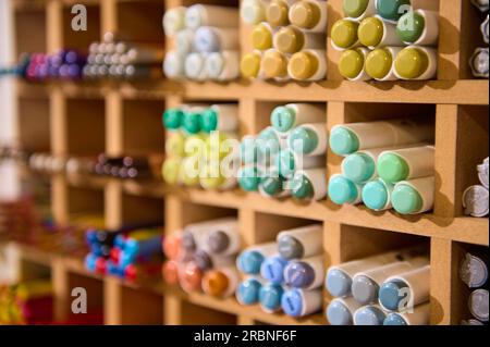 Penne e matite multicolore su scaffali in un negozio. Forniture per ufficio  e cancelleria. Penne colorate disposte su scaffale. Arte, laboratorio,  artigianato, creatività Foto stock - Alamy