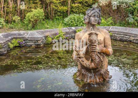 Fontana della Sirenetta nel parco di Ardkinglas Woodland House, Cairndow, Argyll and Bute, Scozia, Regno Unito Foto Stock