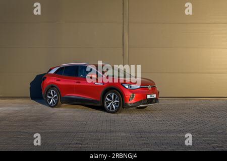 Kiev, Ucraina - 7 ottobre 2022: Nuova auto elettrica Volkswagen ID.4 vicino al magazzino grigio Foto Stock