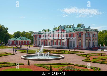 Tallinn, Estonia - 16 giugno 2019: Il Palazzo Kadriorg (in estone: Perdita di Kadrioru) è un palazzo barocco petrino costruito per Caterina i di Russia da Pietro Th Foto Stock