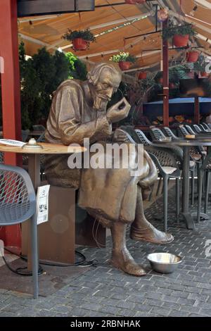 ZAGABRIA, CROAZIA - 3 LUGLIO 2023: Coffee with Faust Vrancic, scultura di Faust Vrancic, polymath e vescovo di Sibenik, allora parte della Repubblica di Veni Foto Stock