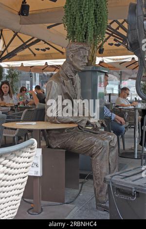 ZAGABRIA, CROAZIA - 3 LUGLIO 2023: Caffè con Nikola Tesla, scultura di Nikola Tesla, inventore, ingegnere meccanico e futurista, nata a Smiljan, Croa Foto Stock