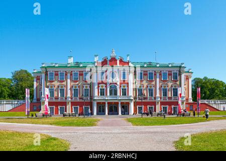 Tallinn, Estonia - 16 giugno 2019: Il Palazzo Kadriorg (in estone: Perdita di Kadrioru) è un palazzo barocco petrino costruito per Caterina i di Russia da Pietro Th Foto Stock