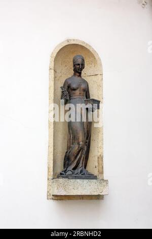 CROAZIA ZAGABRIA - 3 LUGLIO 2023: Statua di Dora Krupic, un personaggio del romanzo Oro dell'Orafo (1871) di August Senoa, posto sul fronte occidentale Foto Stock